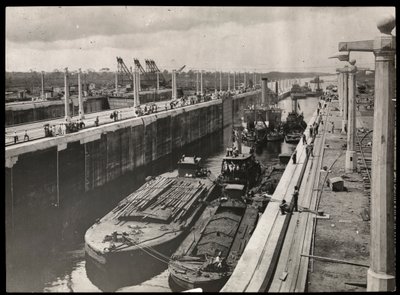 Ansicht von Baggern und Booten an einer Schleuse im Panamakanal während des Baus, 1912 oder 1913 von Byron Company